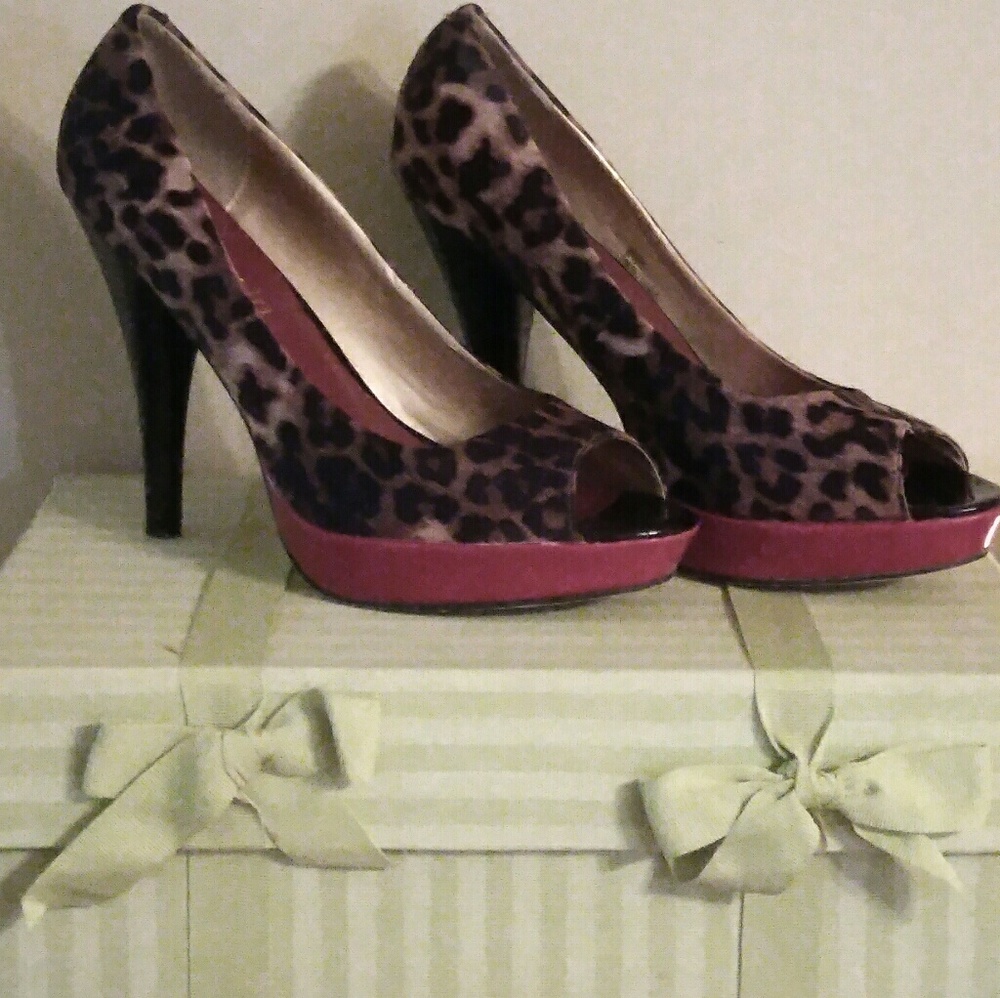STEVE MADDEN LEOPARD PRINT PEEP TOE HEELS!!!